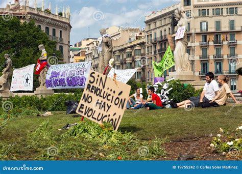 A Revolução de 2011 na Espanha: Um Movimento Jovem e Enfurecido Contra o Desemprego Crescente